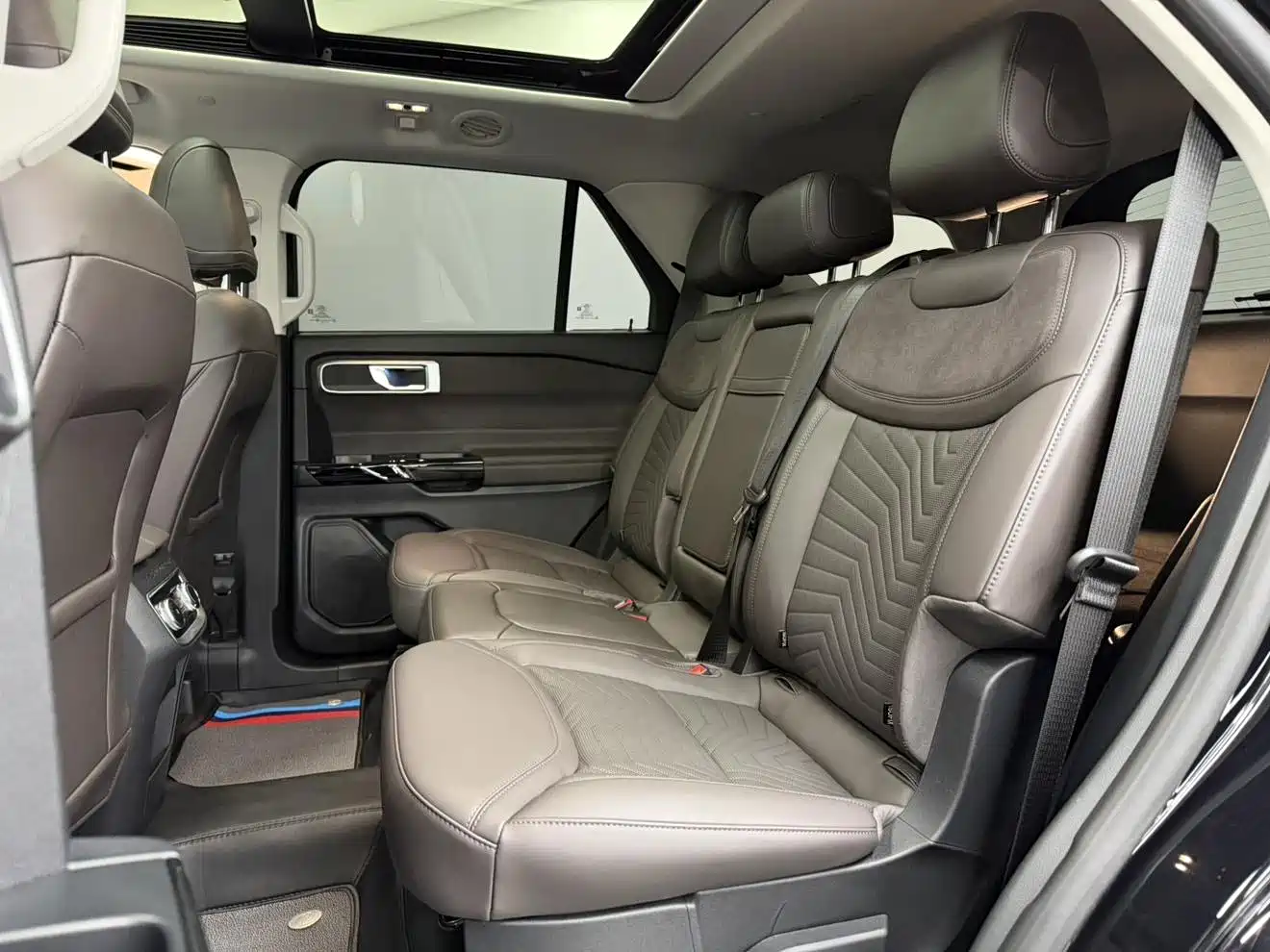 Ford Explorer 2025 2024 2.3T EcoBoost AWD Titanium Edition 7-Seater