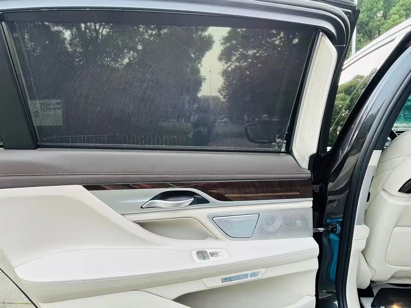 BMW 7 Series 2016 750Li xDrive 4-Seater фото 6
