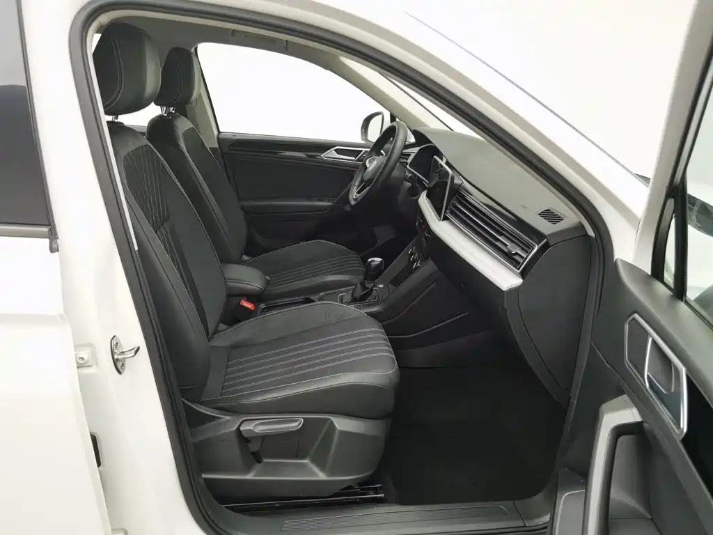 Фото 23 - Volkswagen Tiguan L