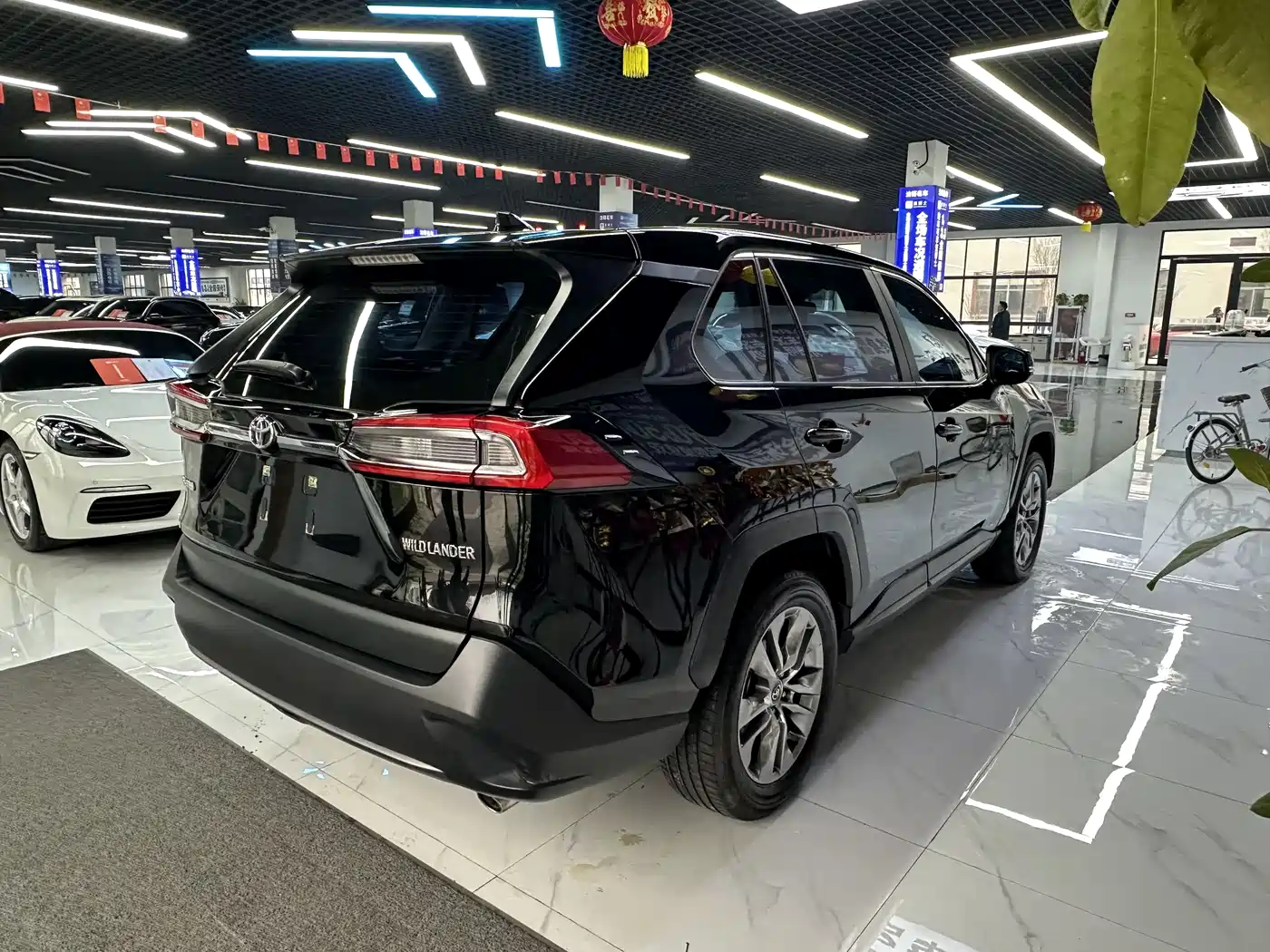 Toyota Wildlander 2023 2.0L CVT FWD LE фото 9