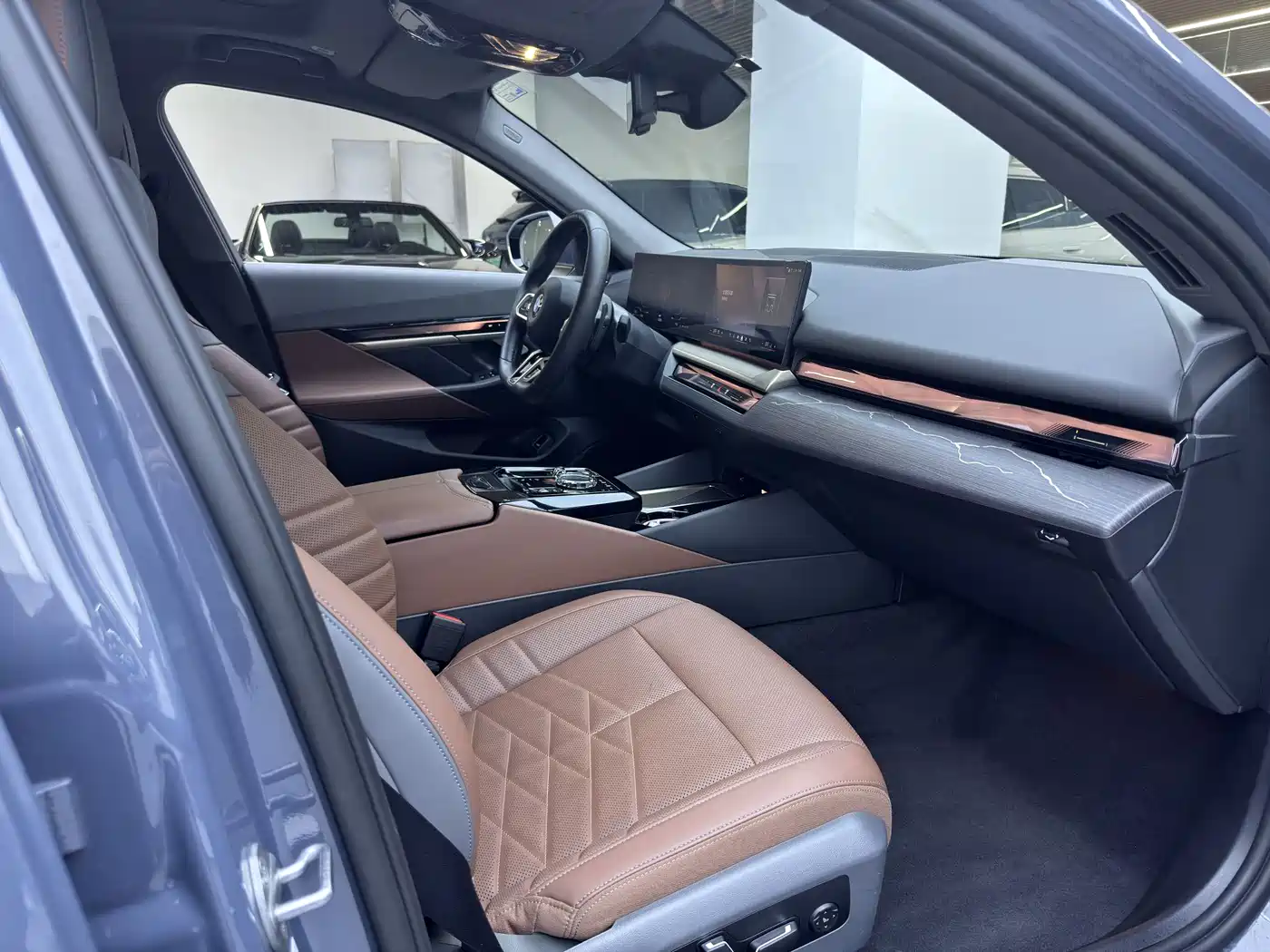 BMW 5 Series 2024 530Li Premium M Sport Package фото 11