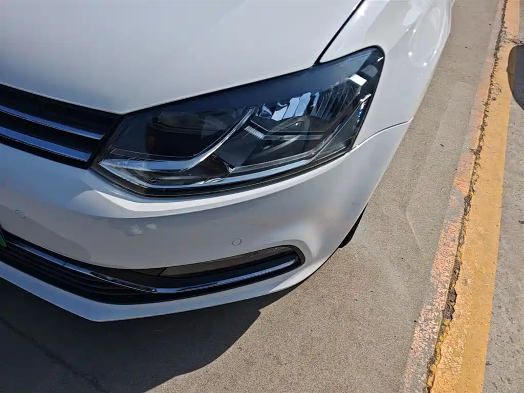 Volkswagen Polo 2014 1.4L Automatic Luxury Edition фото 24