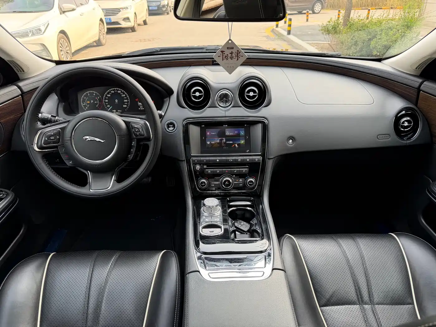 Фото 7 - Jaguar XJ