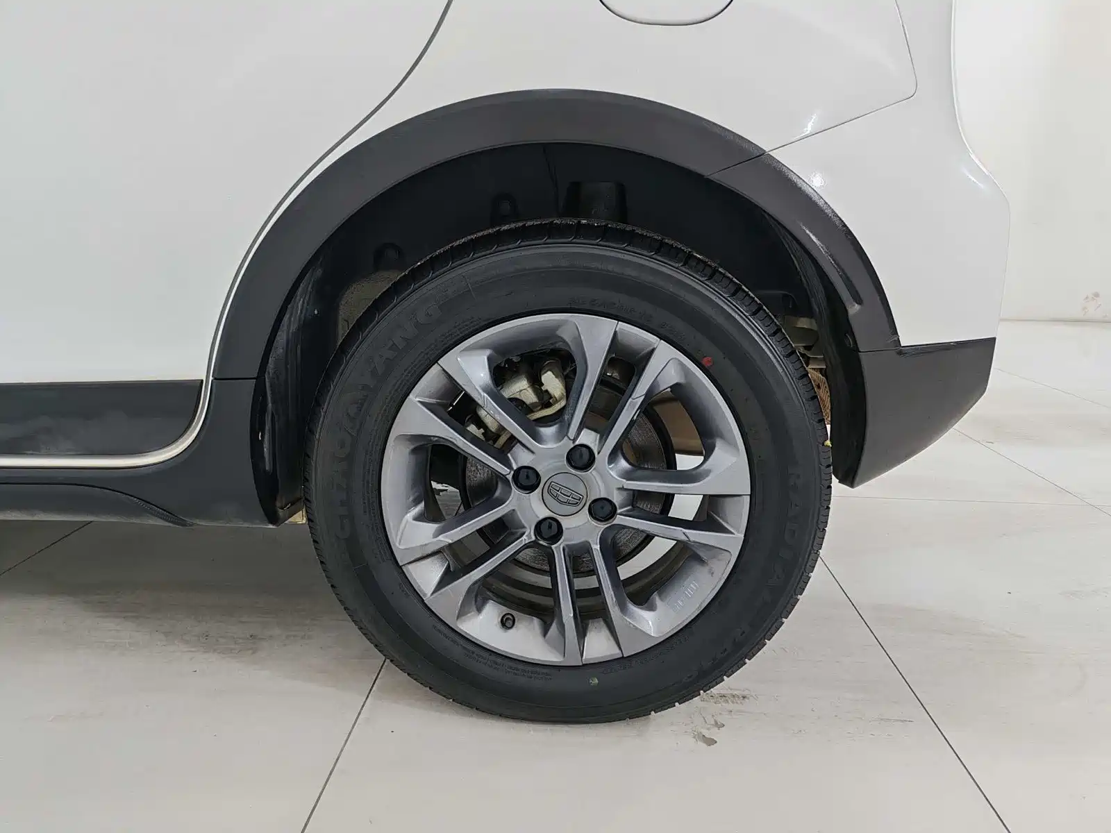 Фото 15 - Geely Vision X3