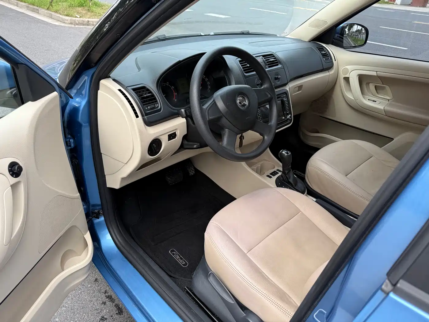 Škoda Fabia 2014 1.4L Automatic Crystal Edition фото 11