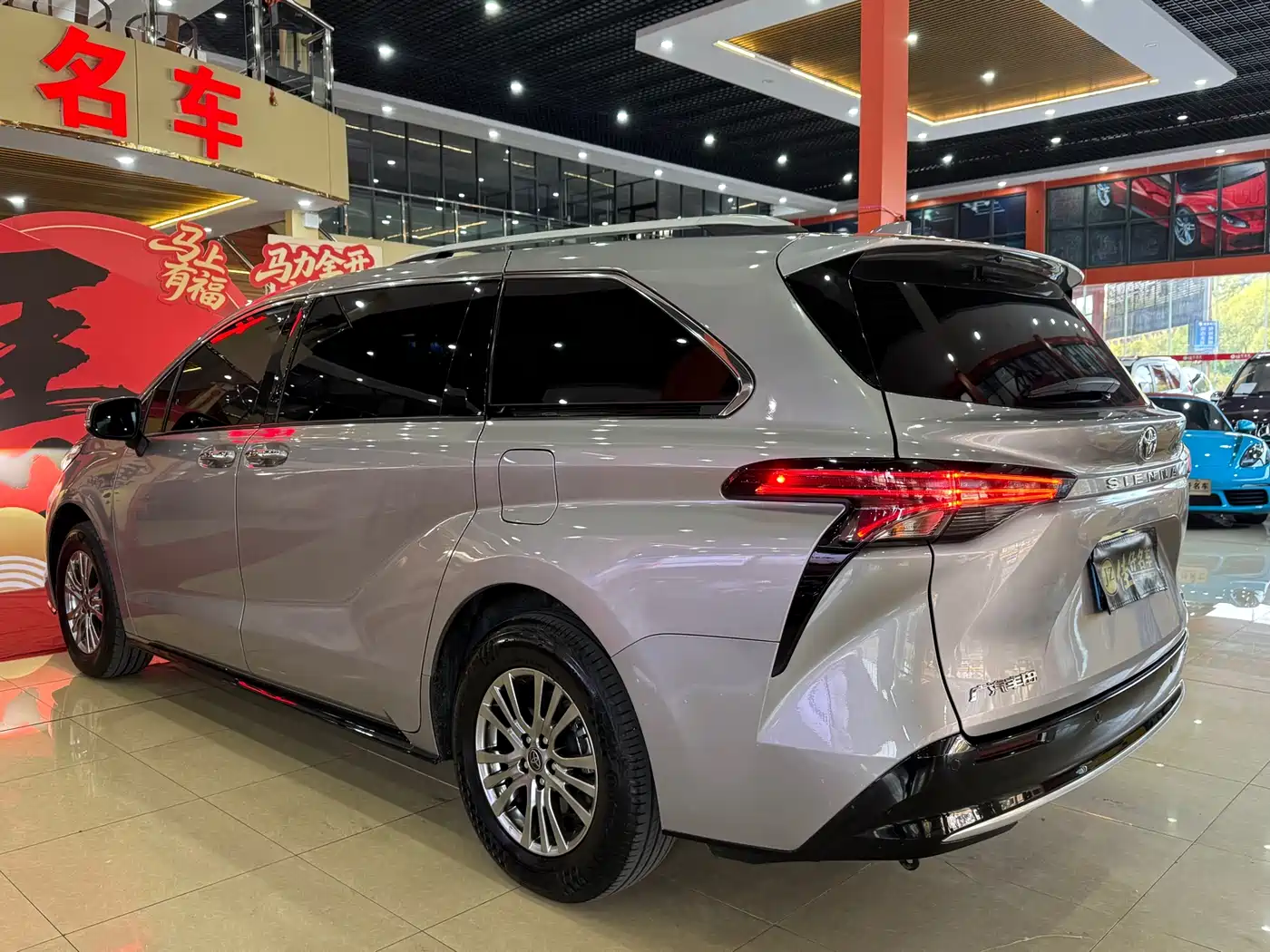 Toyota Sienna 2021 2.5L Hybrid Premium Edition фото 5