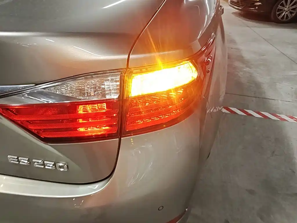 Фото 8 - Lexus ES