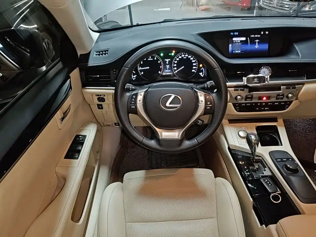 Фото 11 - Lexus ES