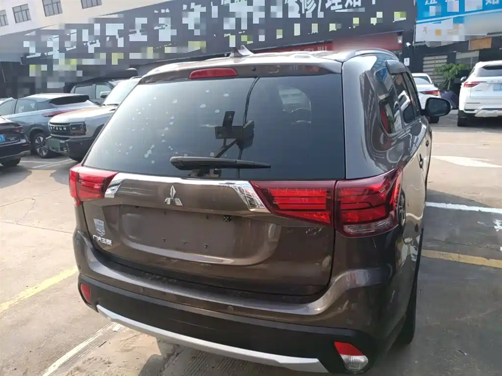 MITSUBISHI OUTLANDER