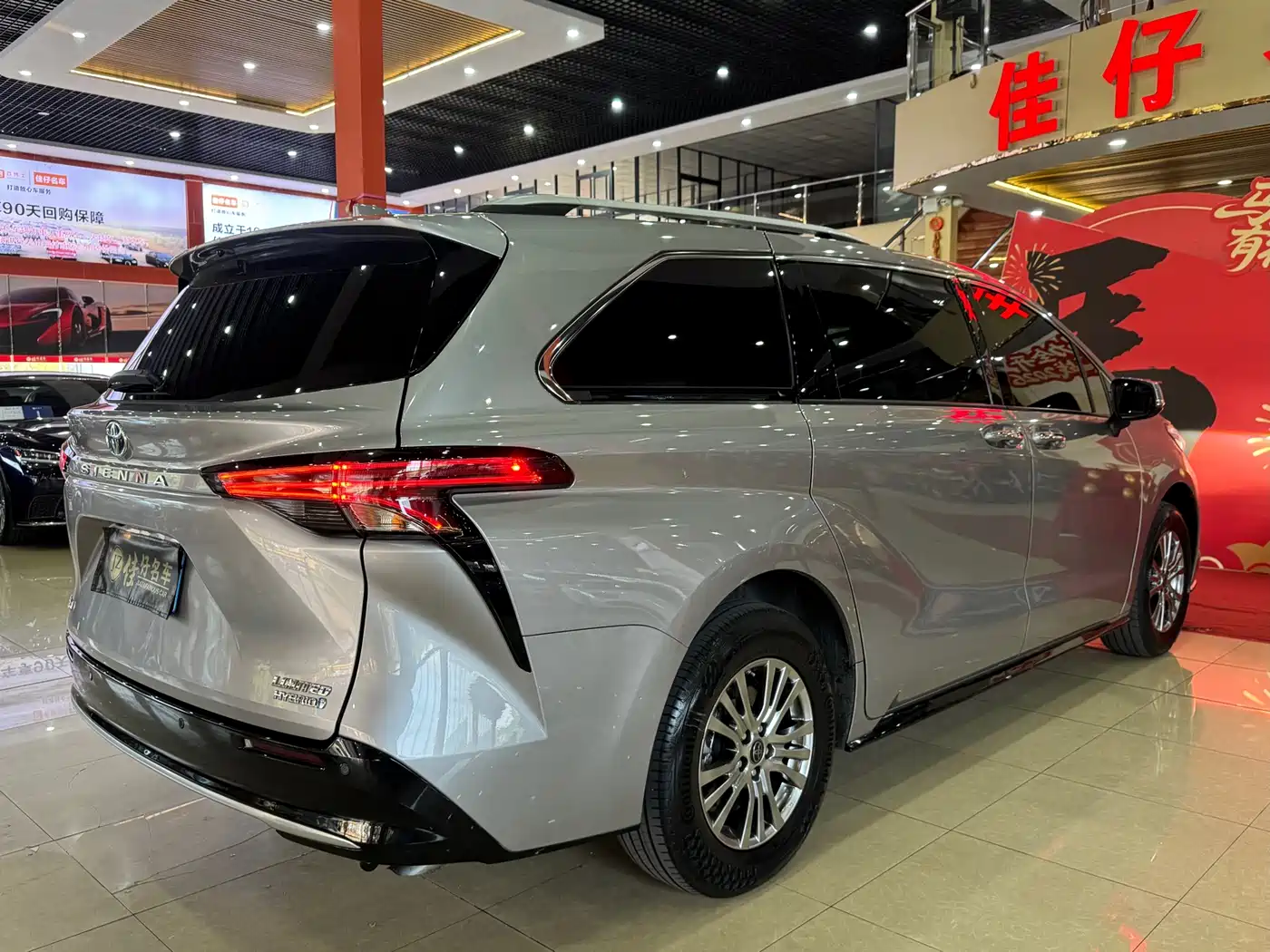 Toyota Sienna 2021 2.5L Hybrid Premium Edition фото 6
