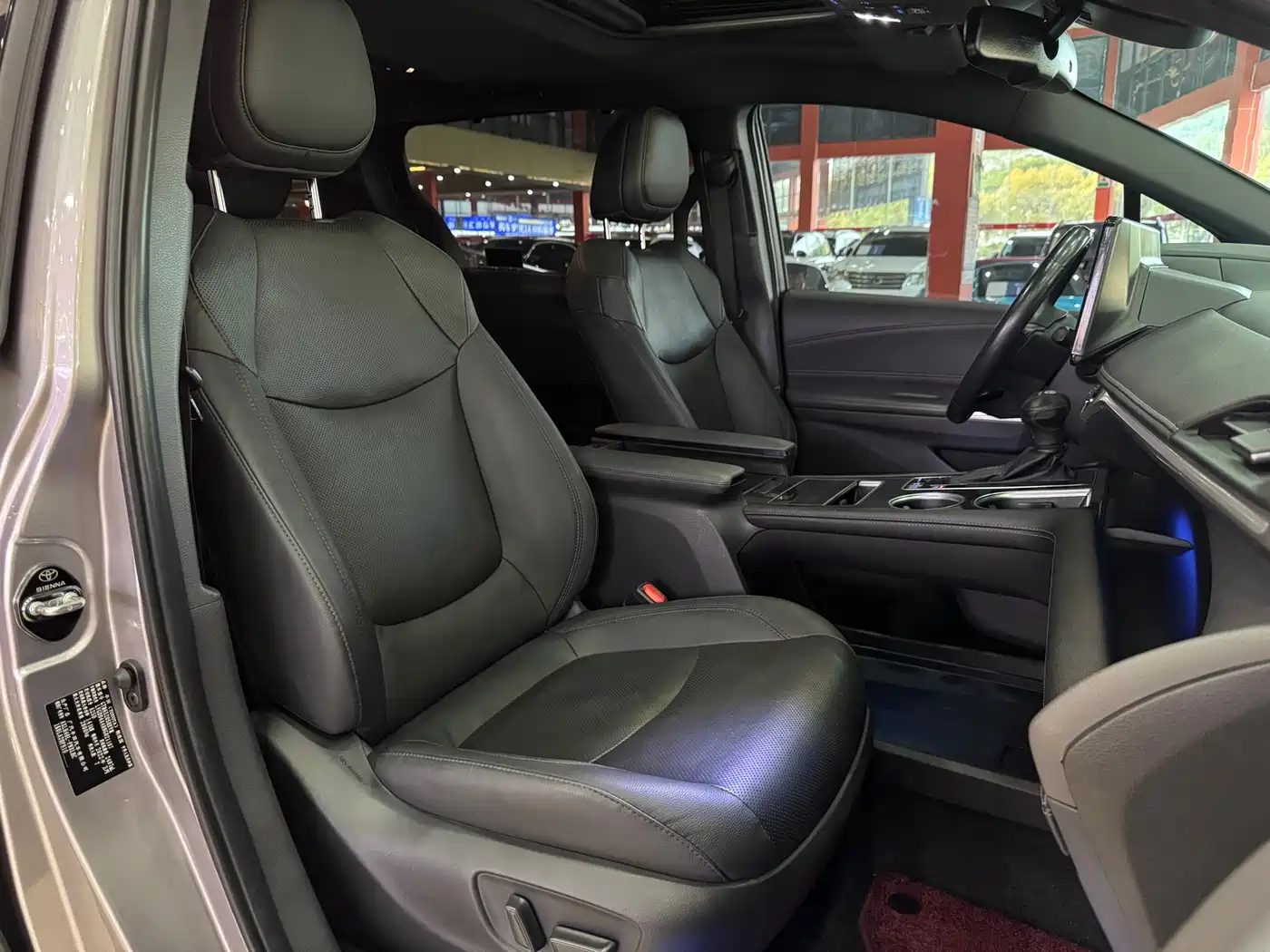 Toyota Sienna 2021 2.5L Hybrid Premium Edition фото 15