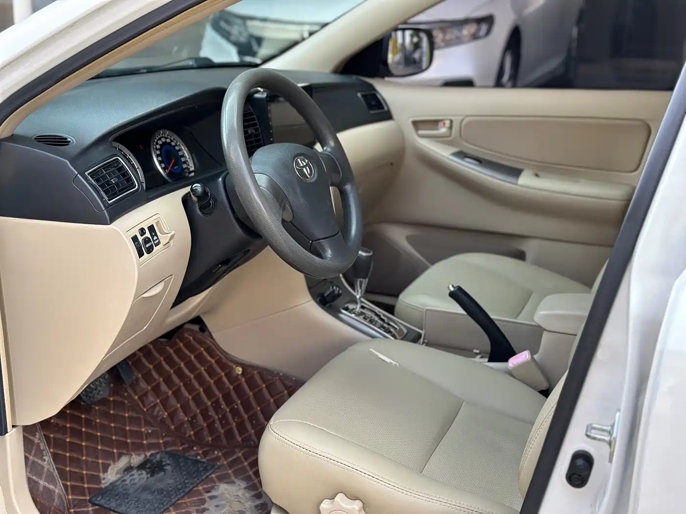 Toyota Corolla 2013 1.6L Automatic Luxury фото 3