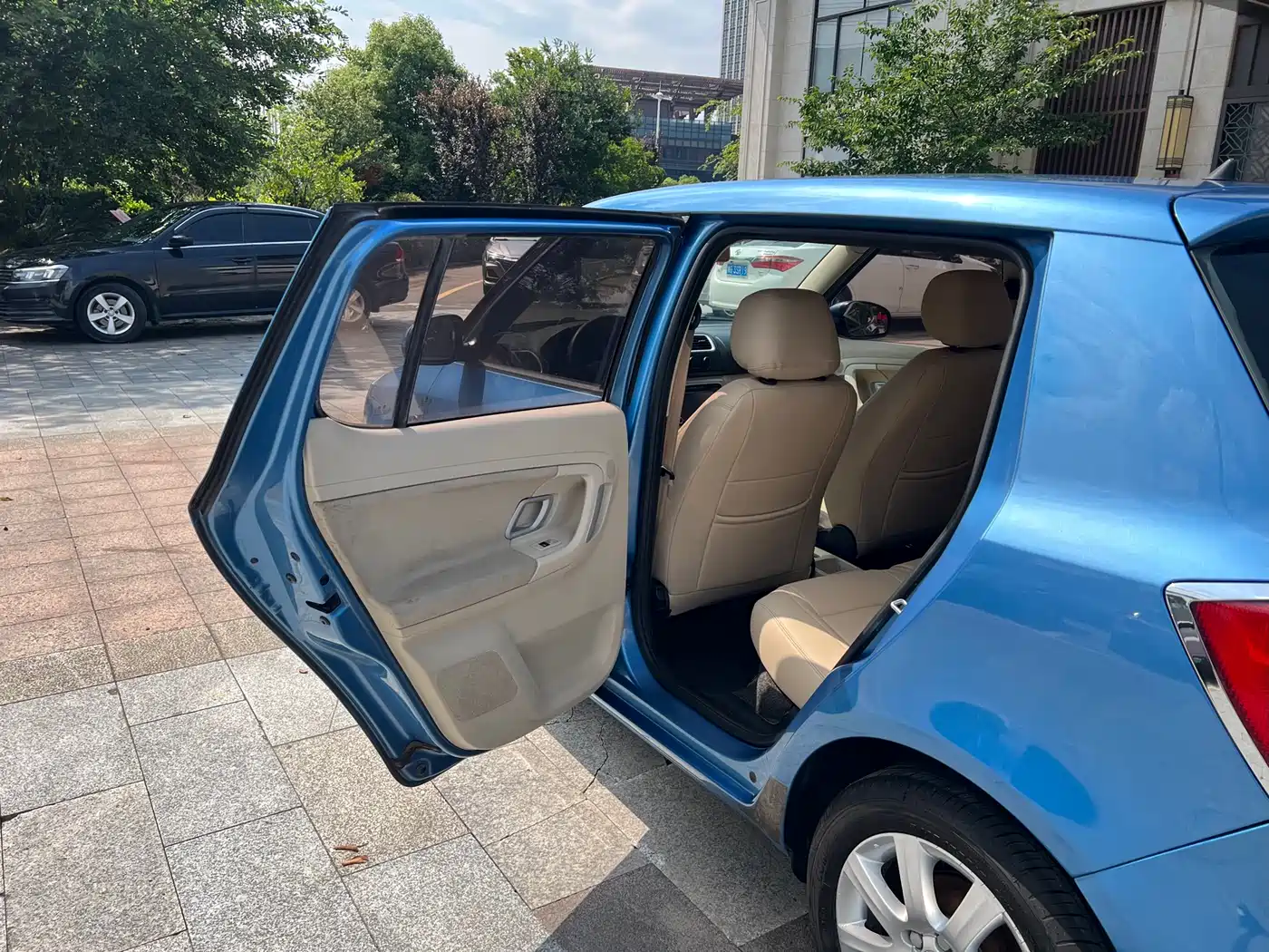 Škoda Fabia 2011 1.4L Automatic Crystal Edition фото 11