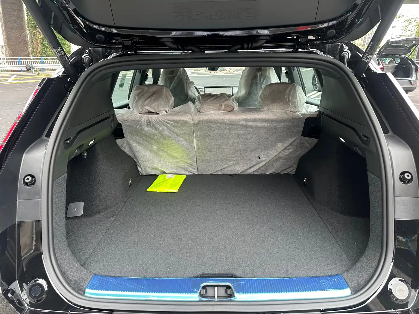 VOLVO XC70 PLUG-IN HYBRID