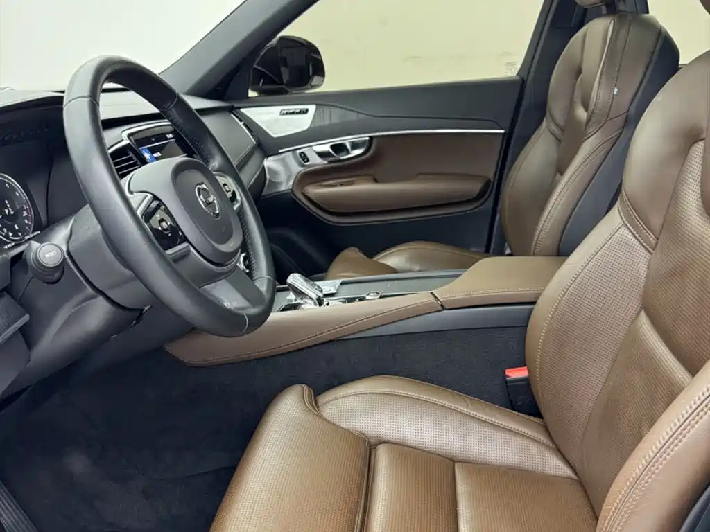 Фото 8 - Volvo XC90