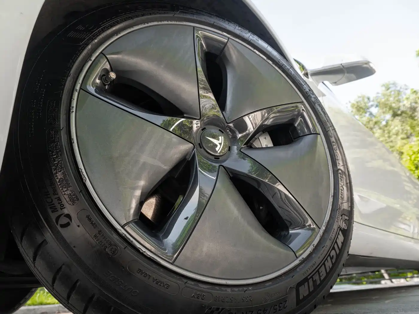 TESLA MODEL 3