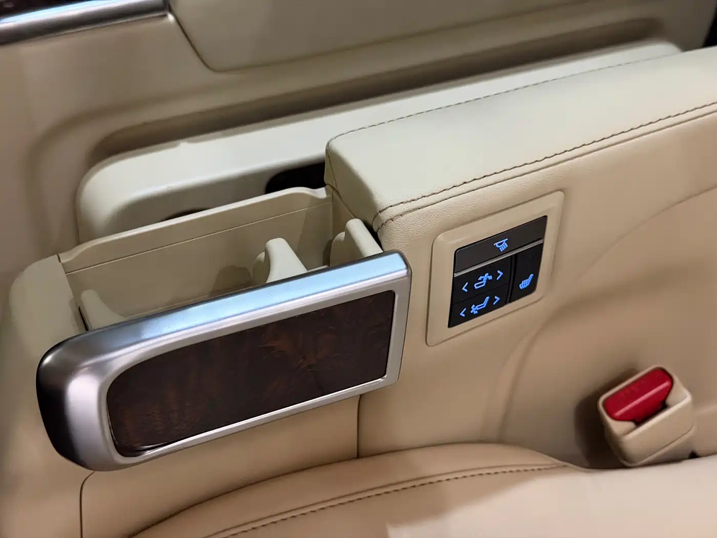Toyota Alphard 2021 Hybrid 2.5L Luxury фото 21