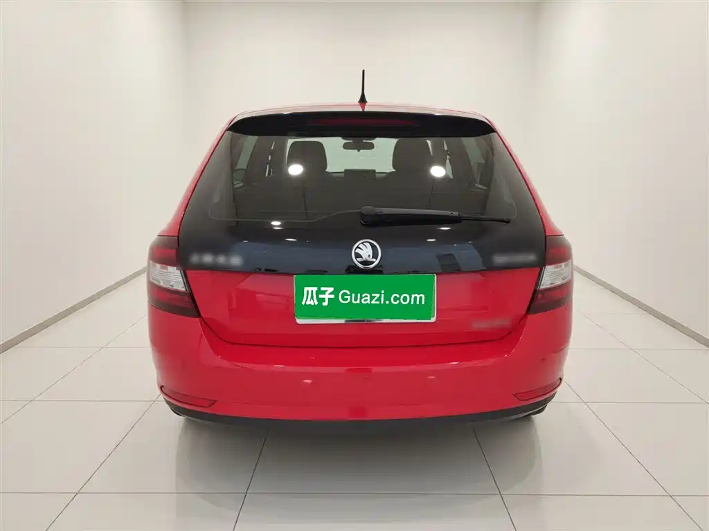 Škoda Skoda Rapid Spaceback 2014 1.6L Automatic Joy Edition фото 6