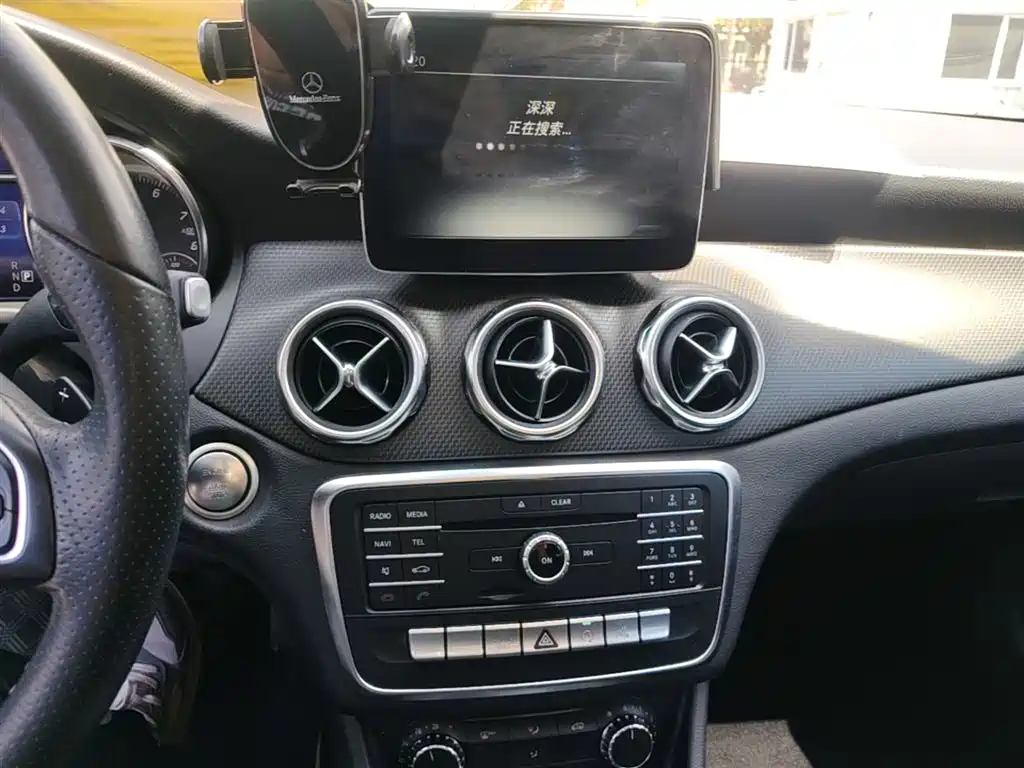 Mercedes-Benz GLA 2017 GLA 200 Dynamic фото 13