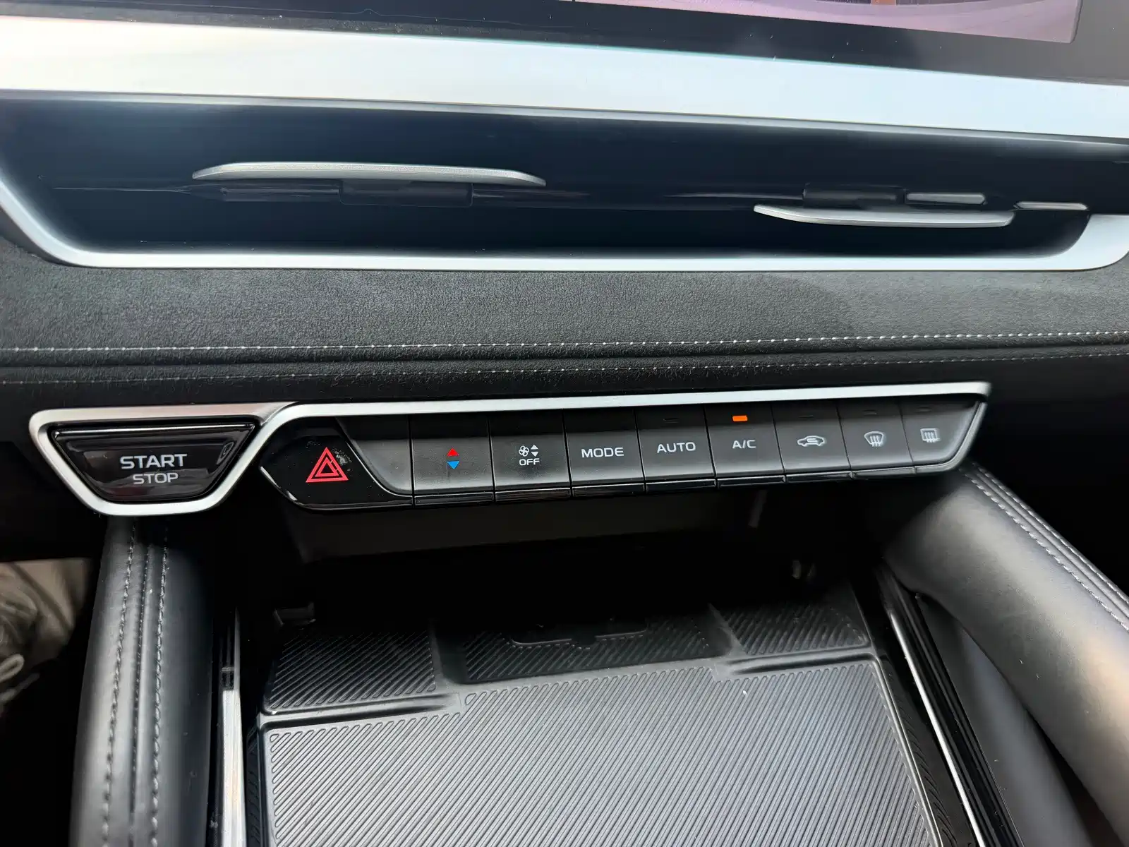 Фото 30 - Geely Monjaro