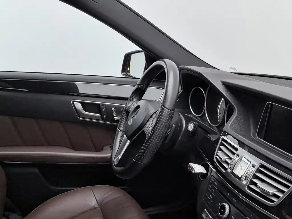 Фото 22 - Mercedes-Benz E-Class