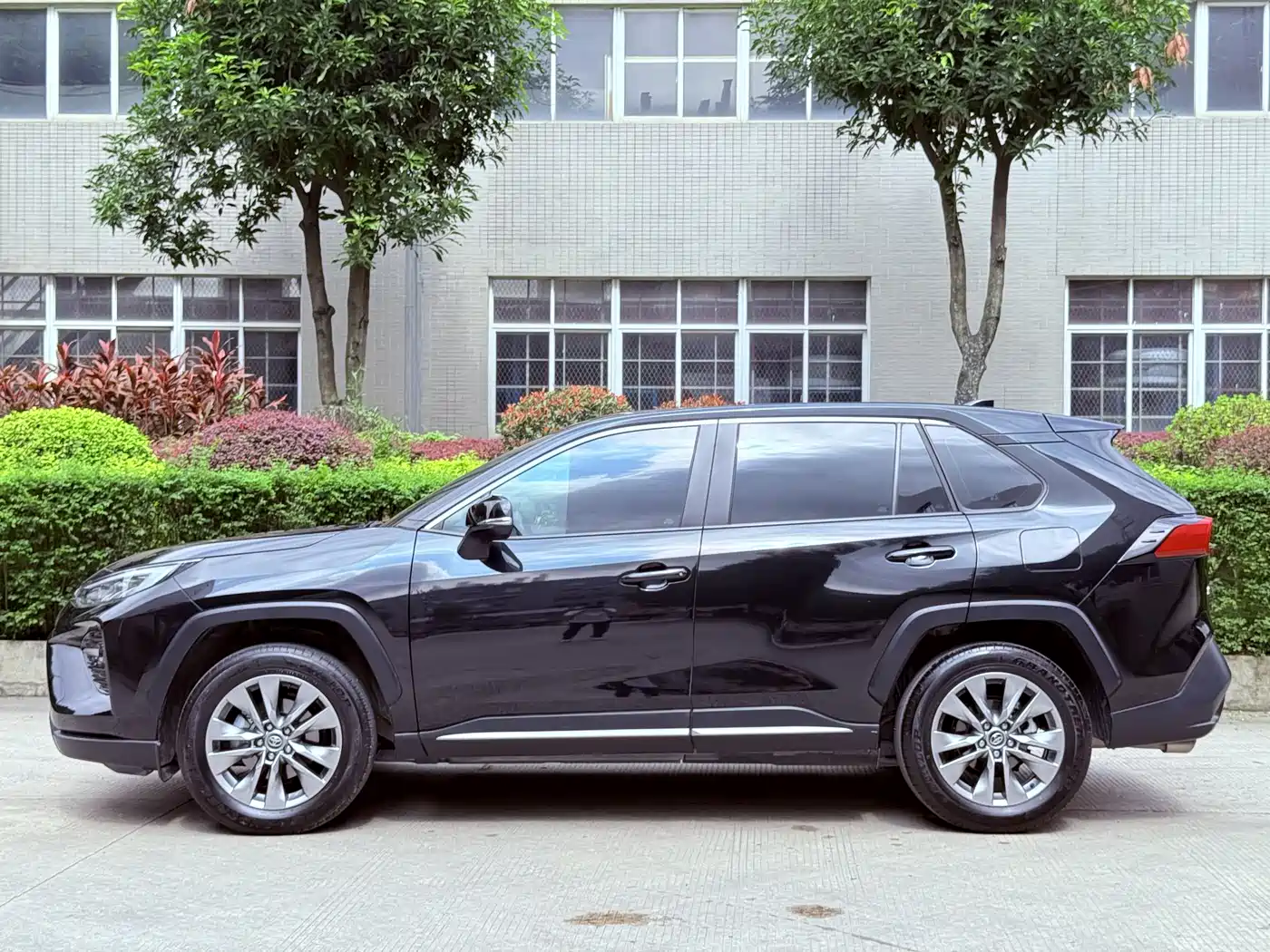 Toyota Wildlander 2023 2.0L CVT FWD Urban фото 3