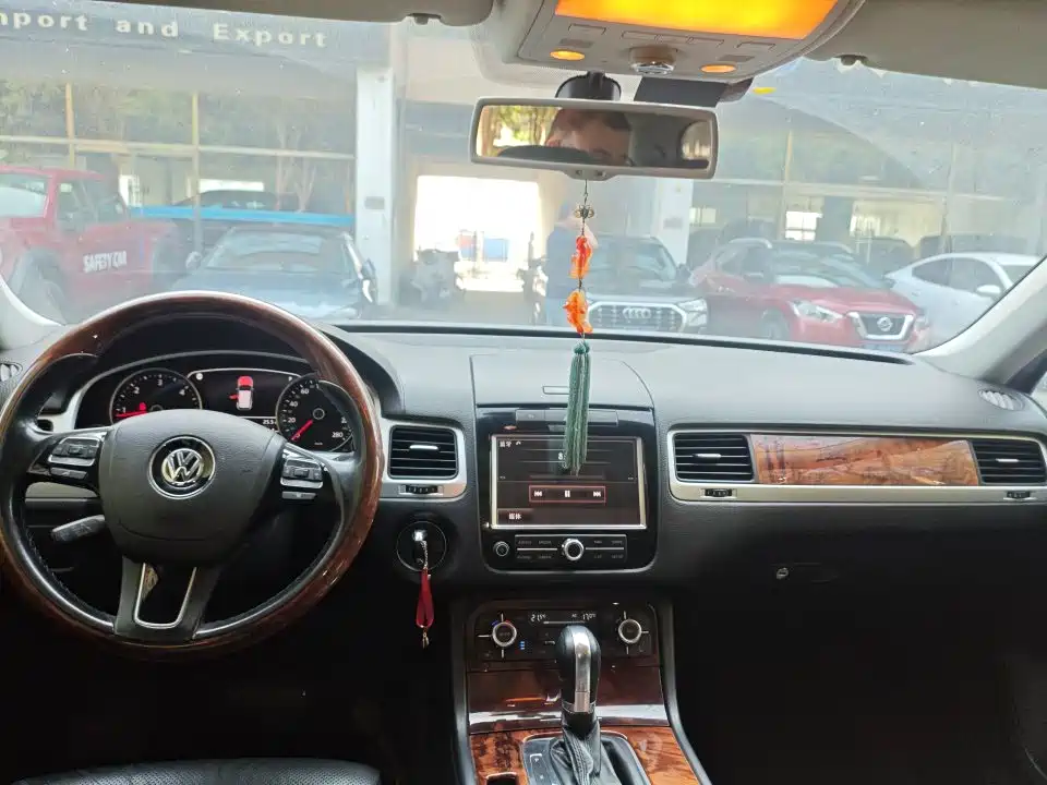 Фото 3 - Volkswagen Touareg