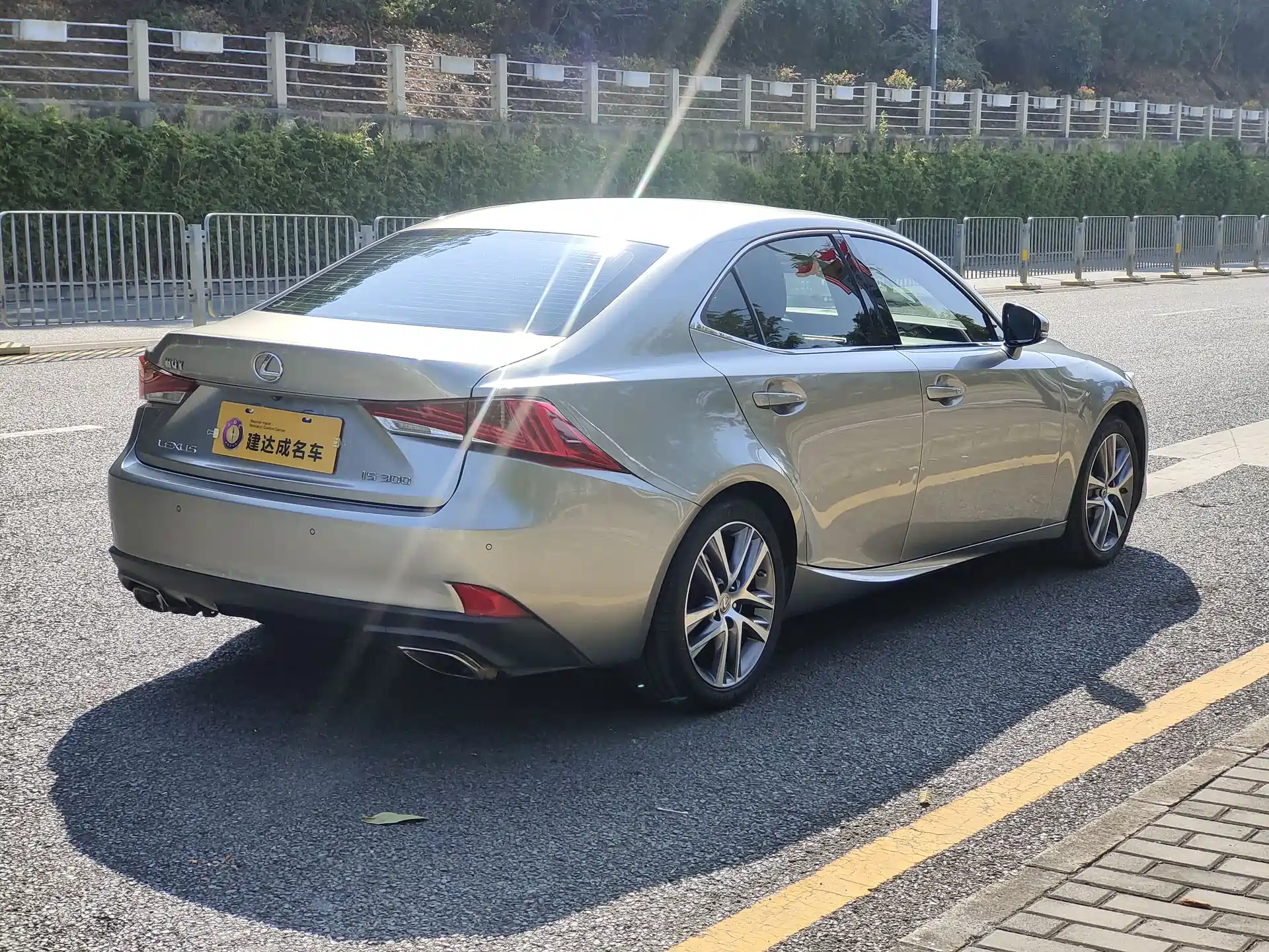 Photo 4 - Lexus IS