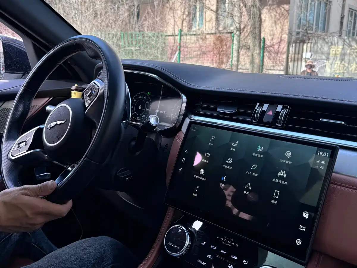 Jaguar F-PACE 2021 250PS R-Dynamic S фото 3