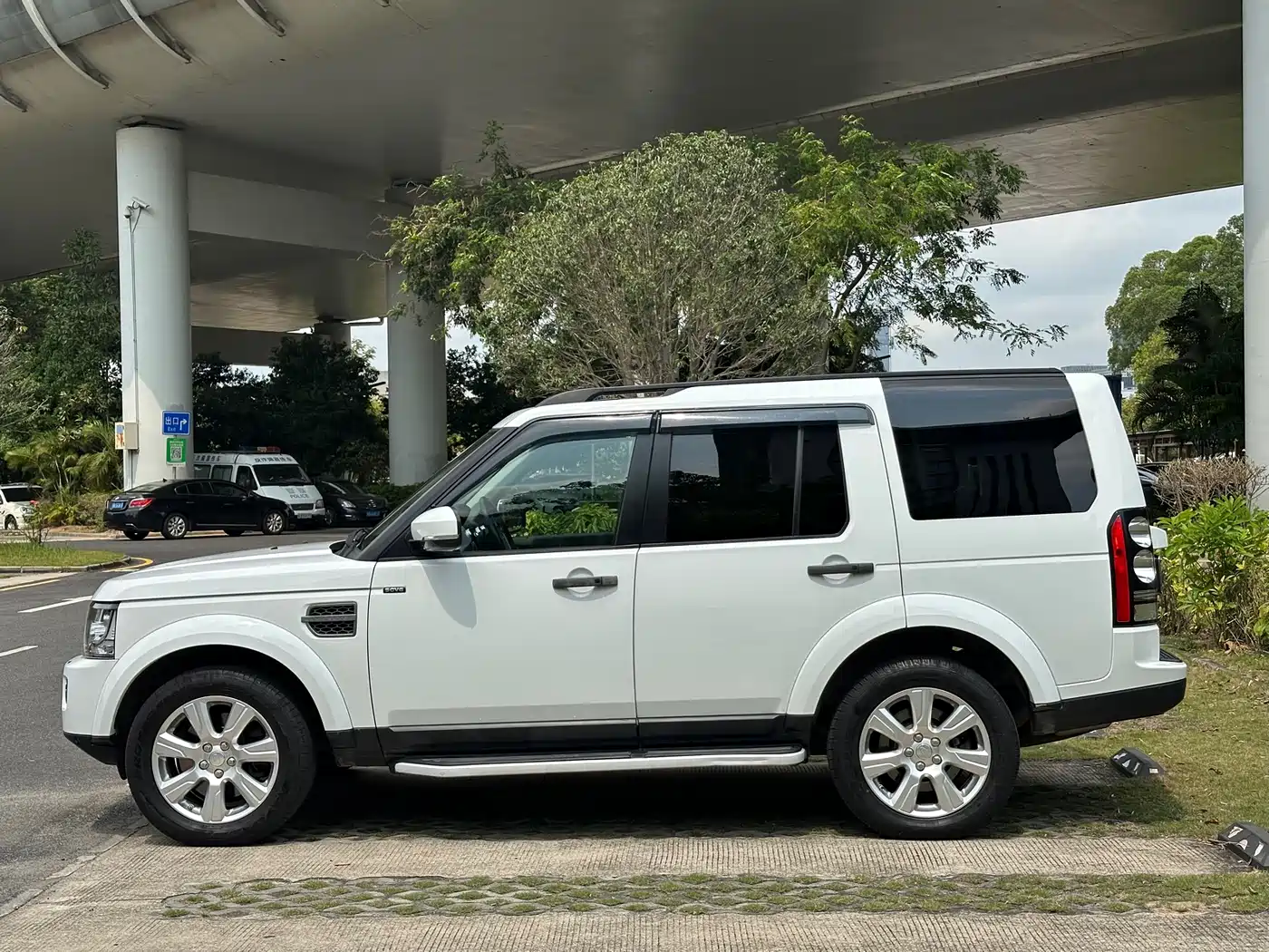 Land Rover Discovery 2015 3.0 SC V6 SE фото 5