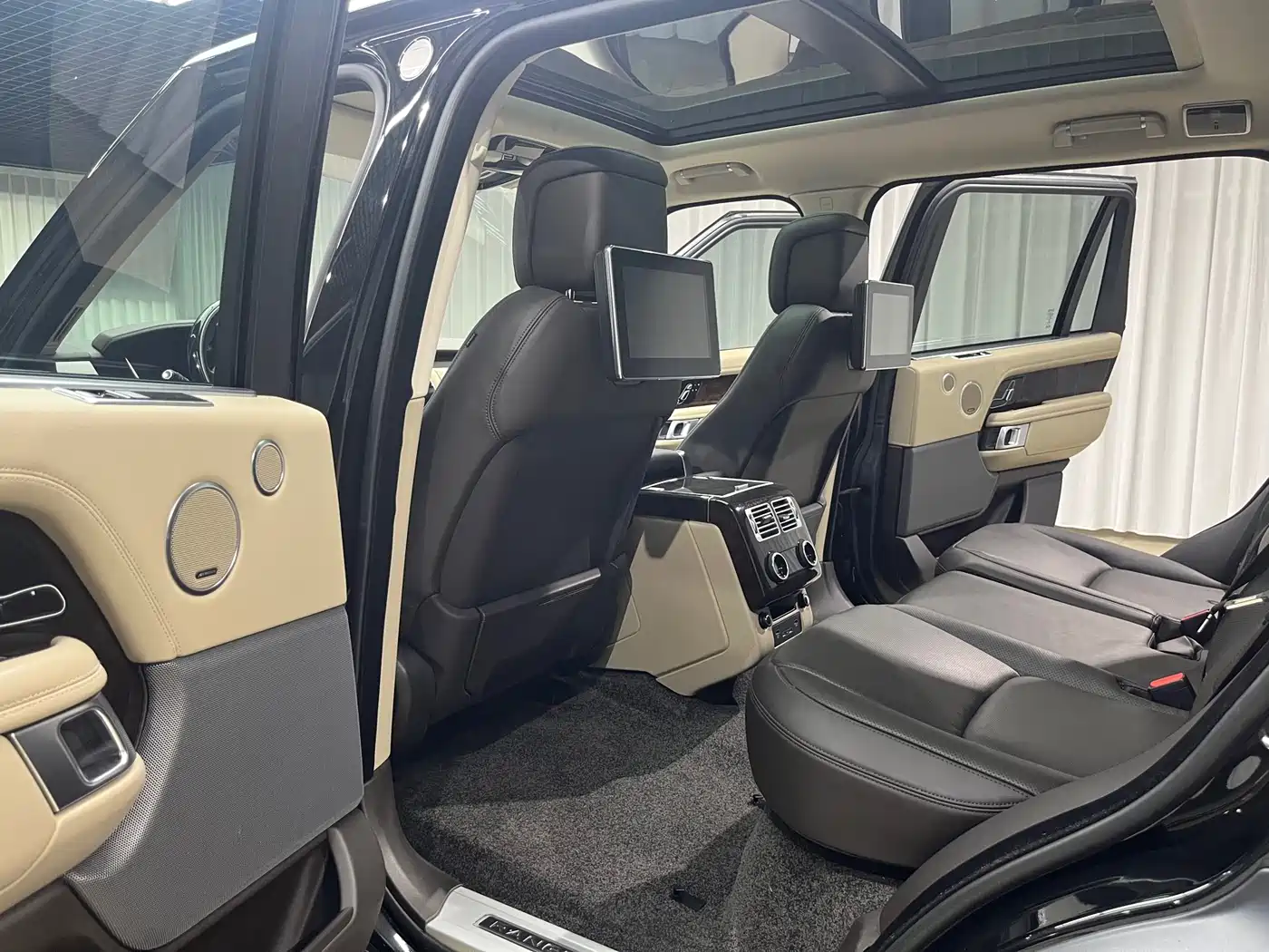 Land Rover Range Rover 2022 3.0 L6 400PS Heritage Extended Classic Edition фото 10