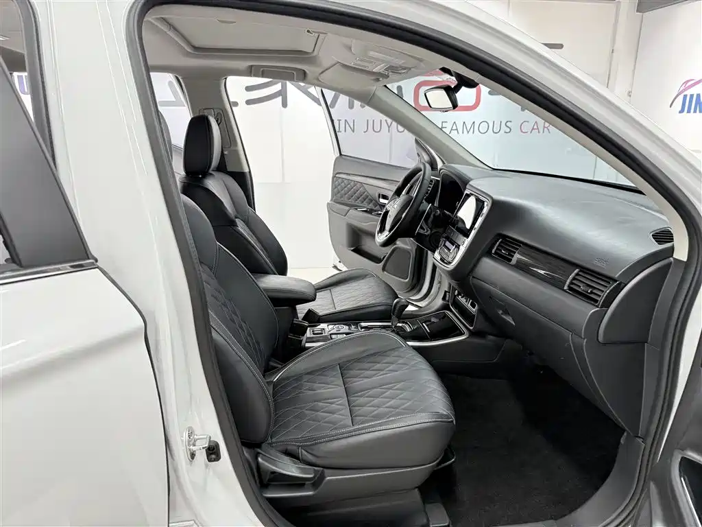 Mitsubishi Outlander 2020 2.4L 4WD Luxury 5-seater фото 15