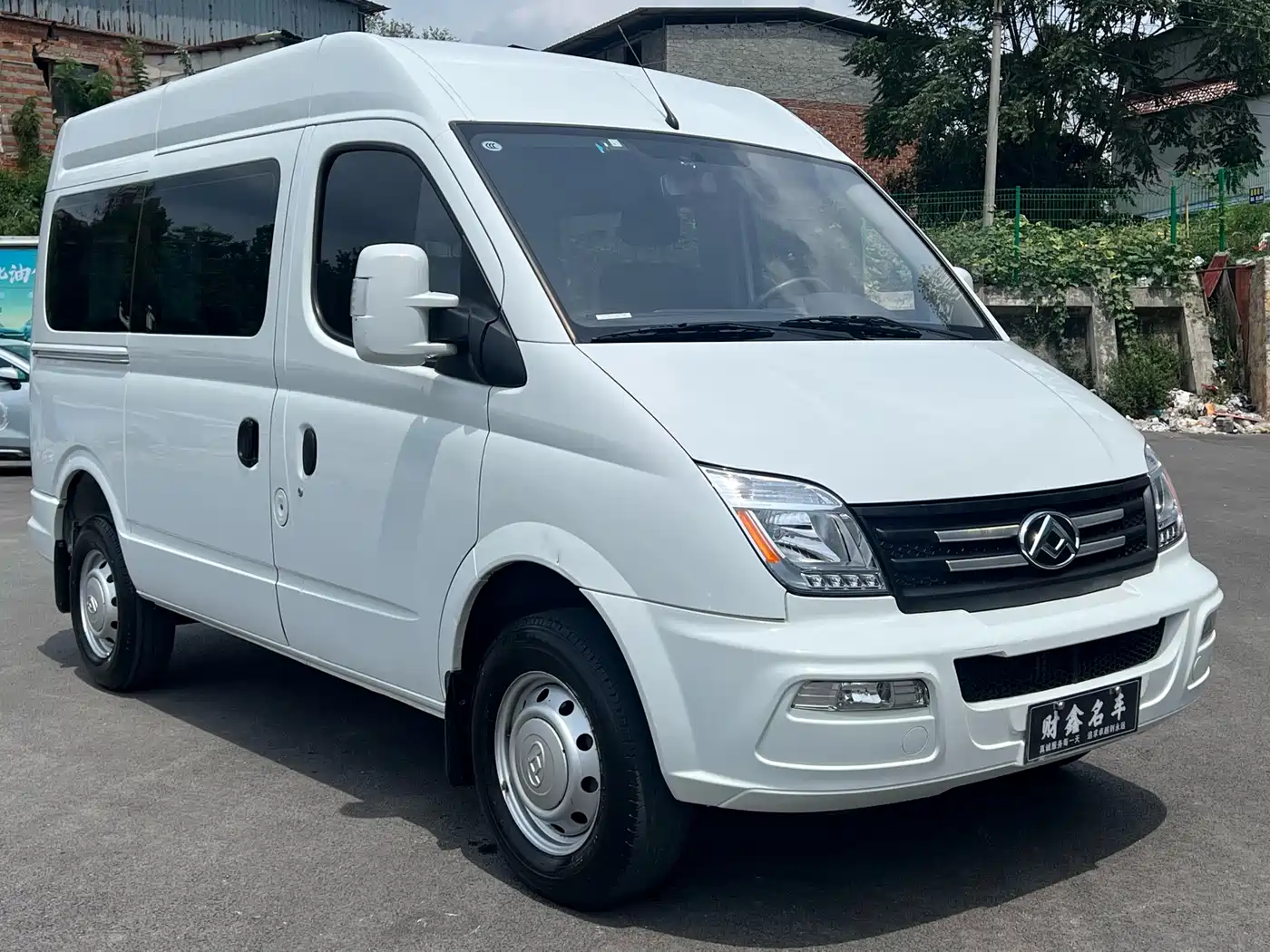 SAIC Maxus Xintu V80 2023 2.0T Manual Classic Aoyun Short Wheelbase Medium Roof 5/6 Seats фото 3