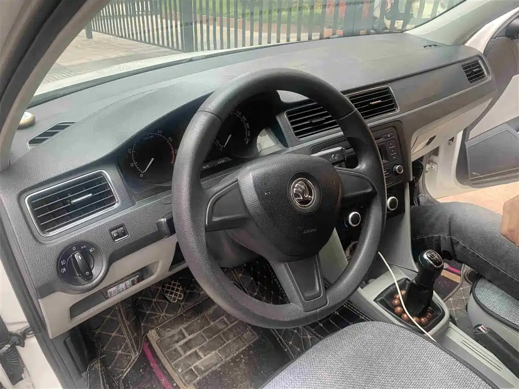 Škoda Rapid 2015 1.6L Manual Smart Selection фото 3