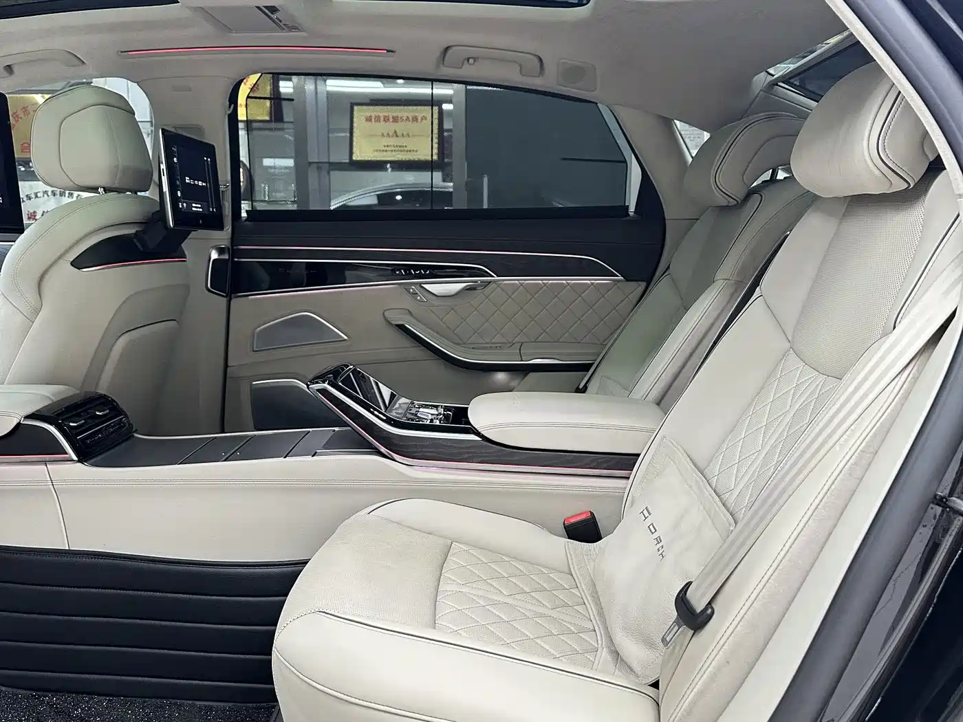 Фото 9 - Audi A8
