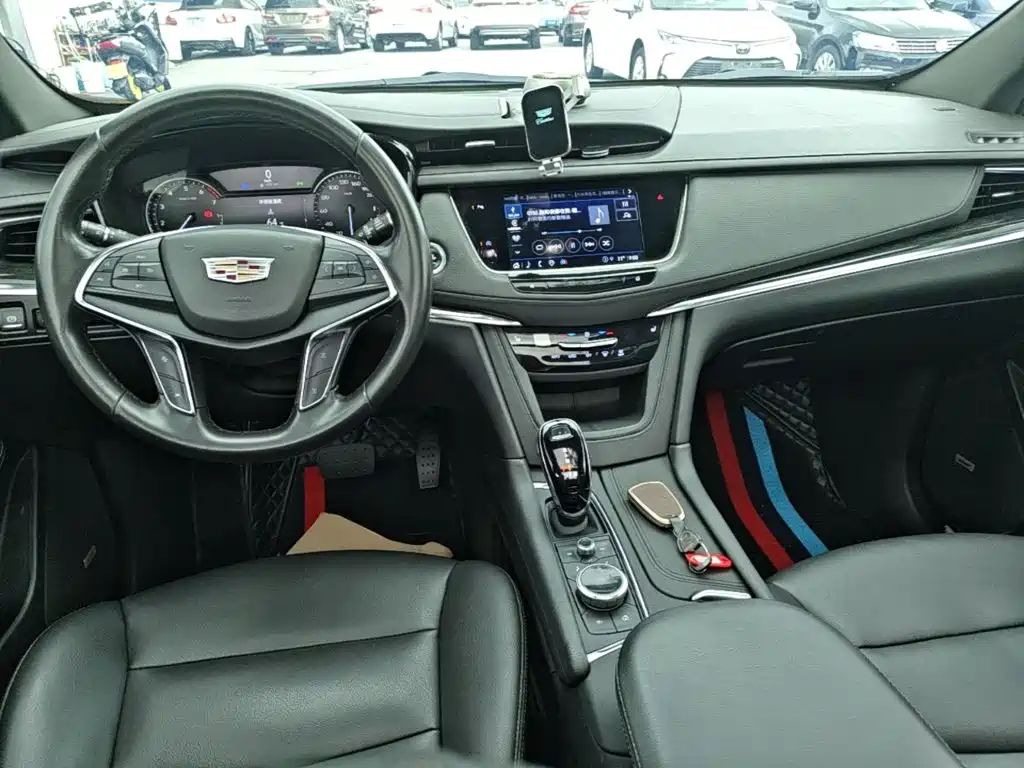 Photo 10 - Cadillac XT5