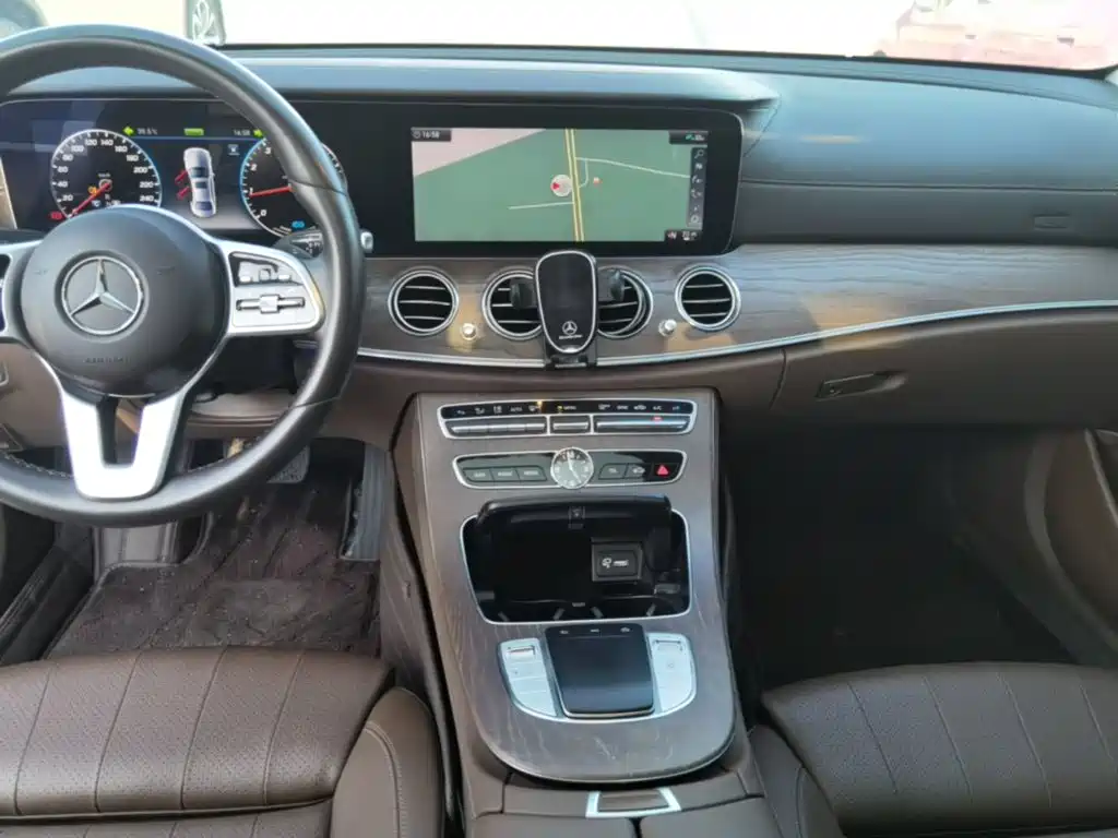 Photo 13 - Mercedes-Benz E-Class