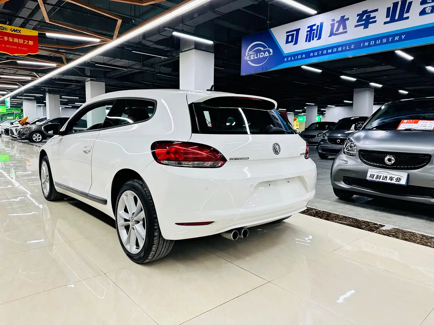 Volkswagen Scirocco 2010 2.0TSI Luxury Edition фото 3