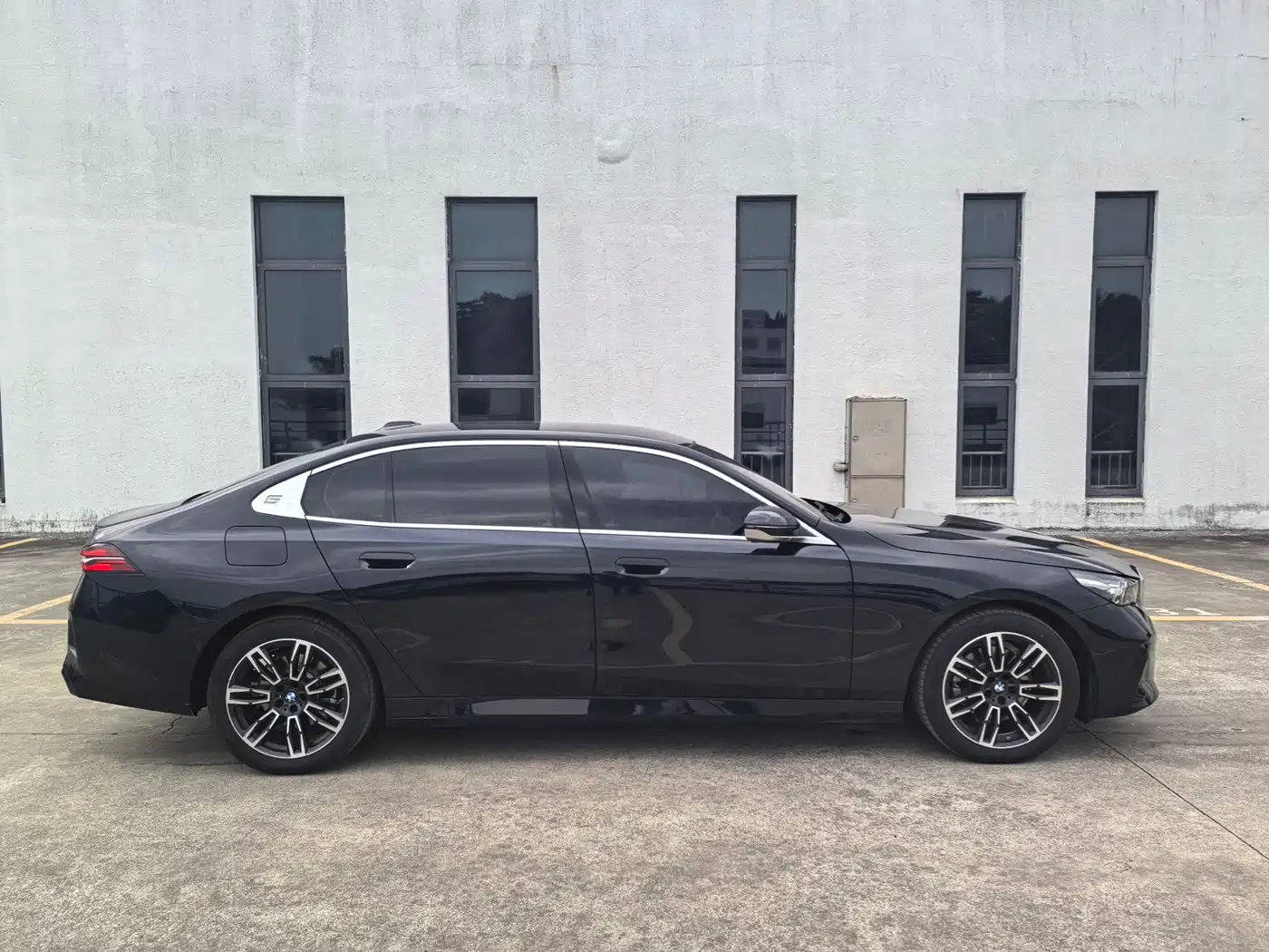 BMW 5 Series 2026 525Li M Sport Package фото 3