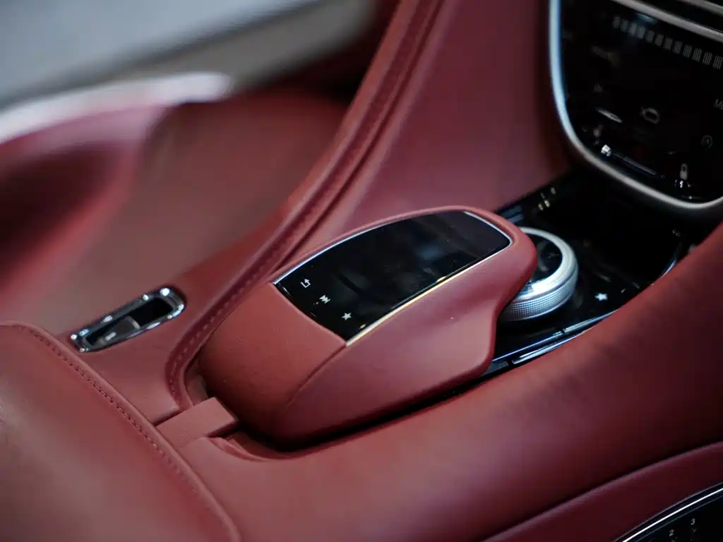 Фото 41 - Aston Martin DB11