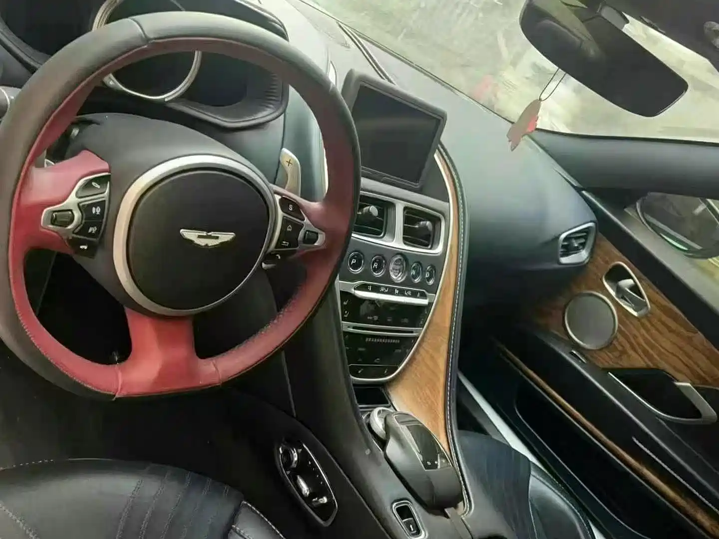 Фото 5 - Aston Martin DB11