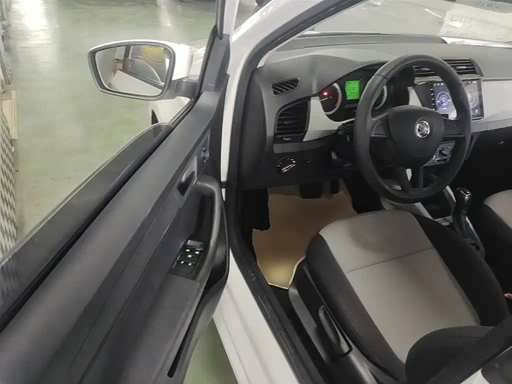 Škoda Fabia 2017 1.4L Auto Car Enjoy Edition фото 16