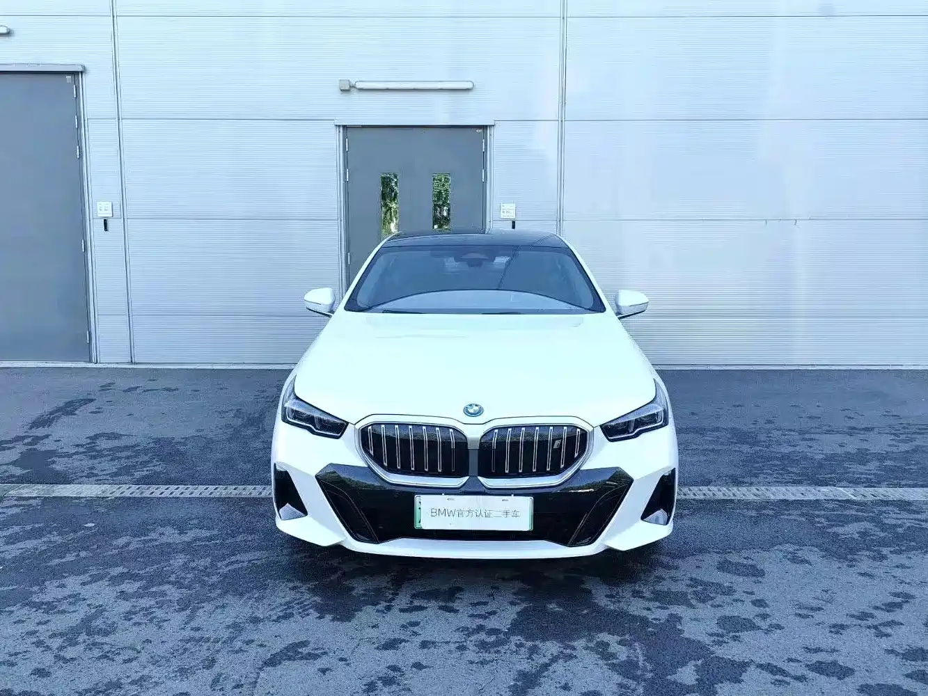 Фото 2 - BMW i5