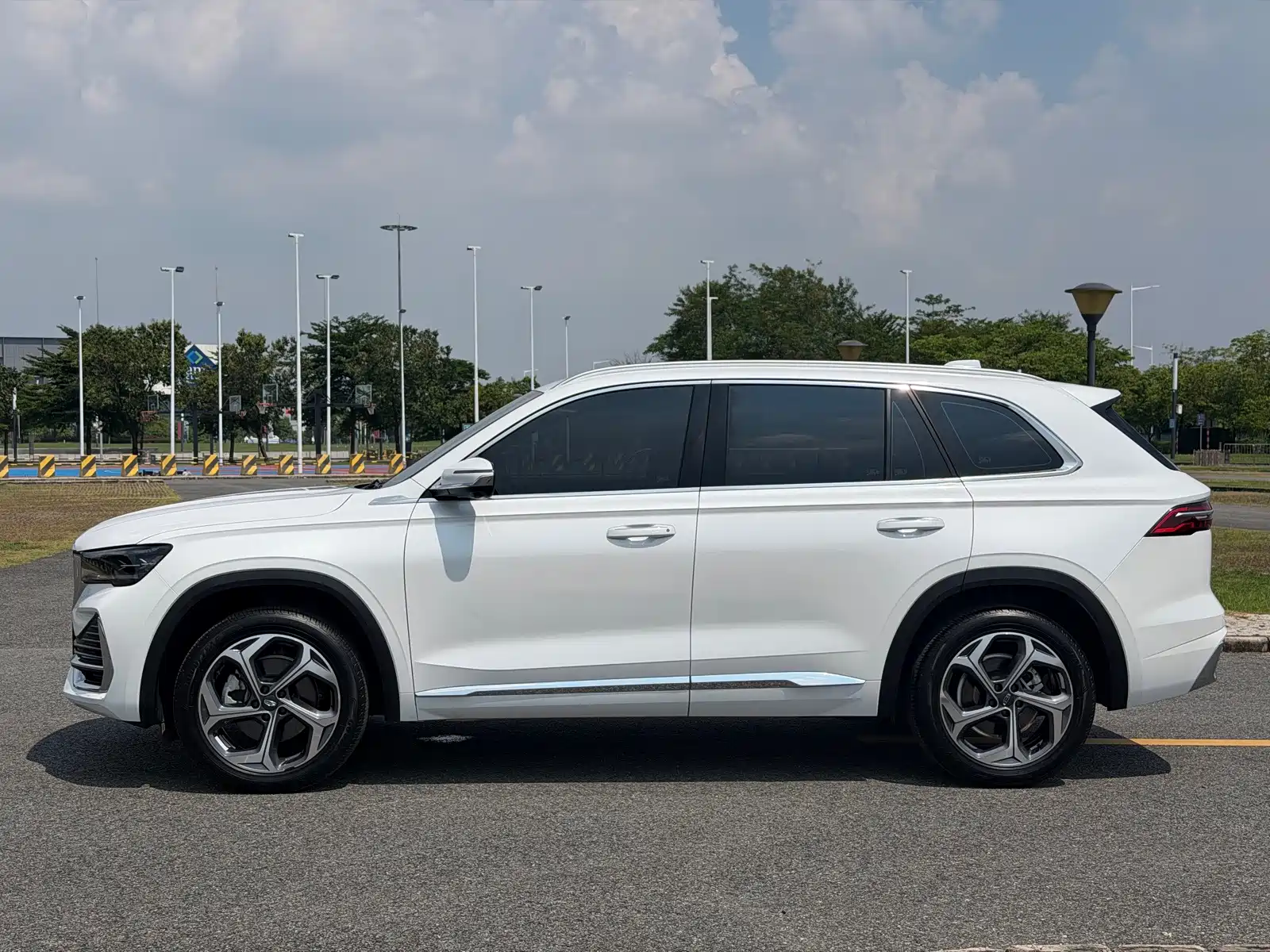 Фото 35 - Geely Monjaro