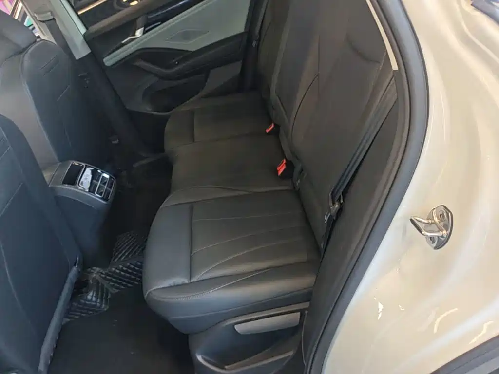 Photo 17 - Volkswagen Tiguan L