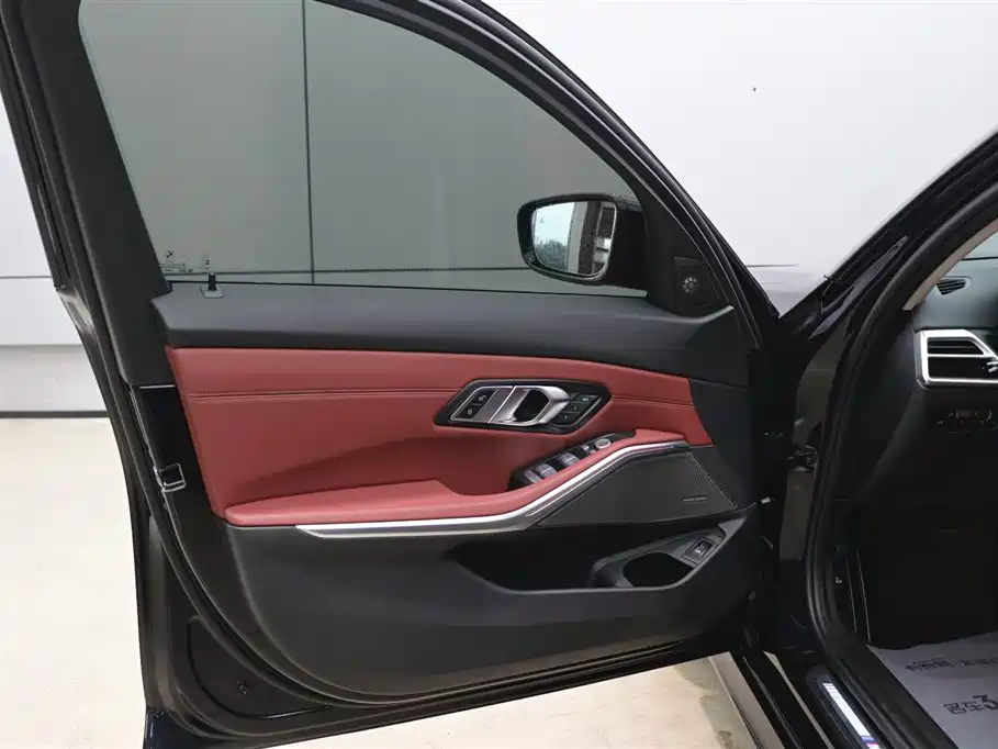 BMW 3 Series 2025 330Li M Sport Night Edition фото 10