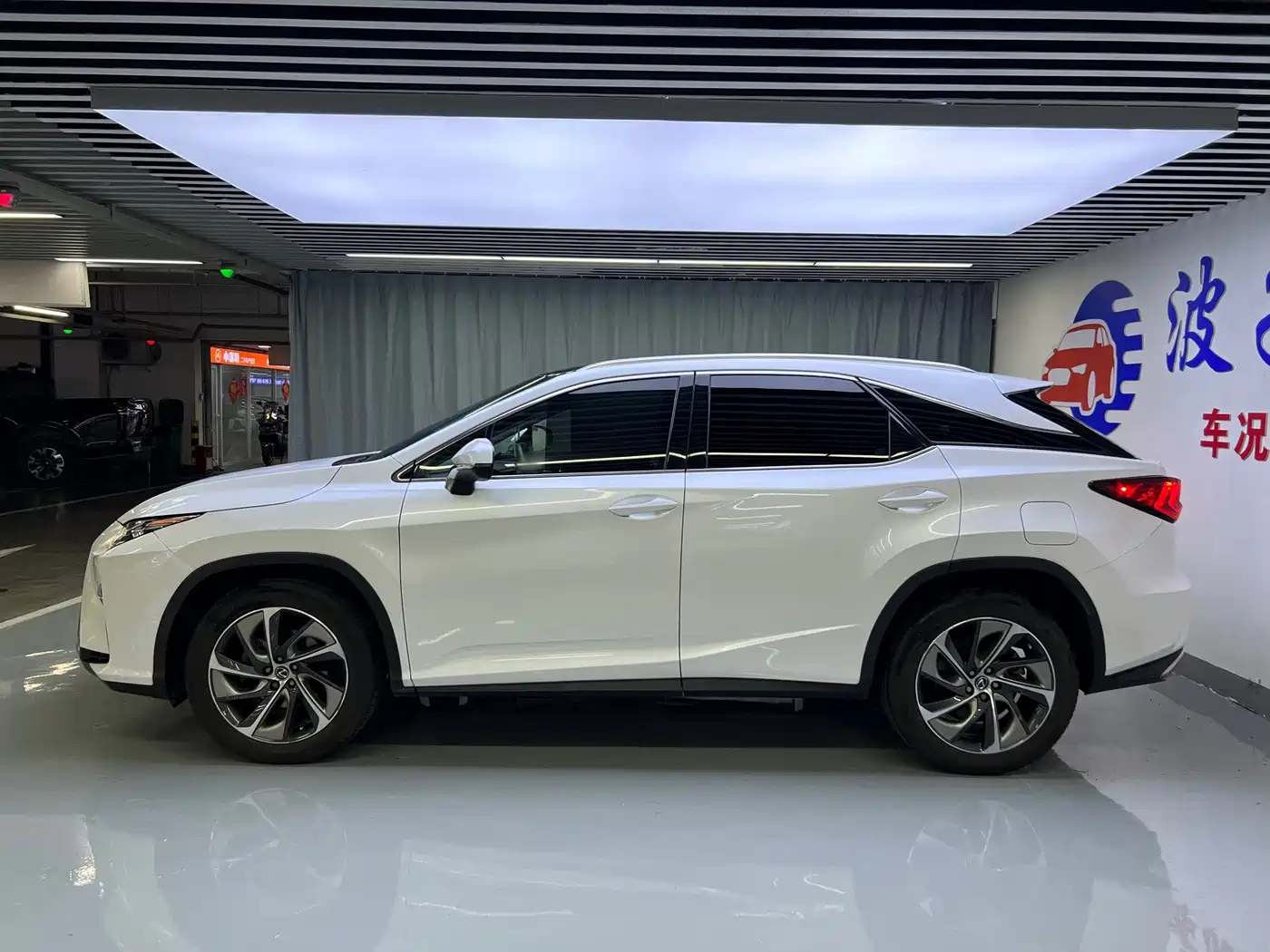 Фото 4 - Lexus RX
