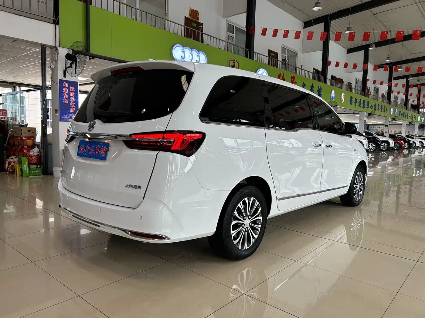 Photo 9 - Buick GL8