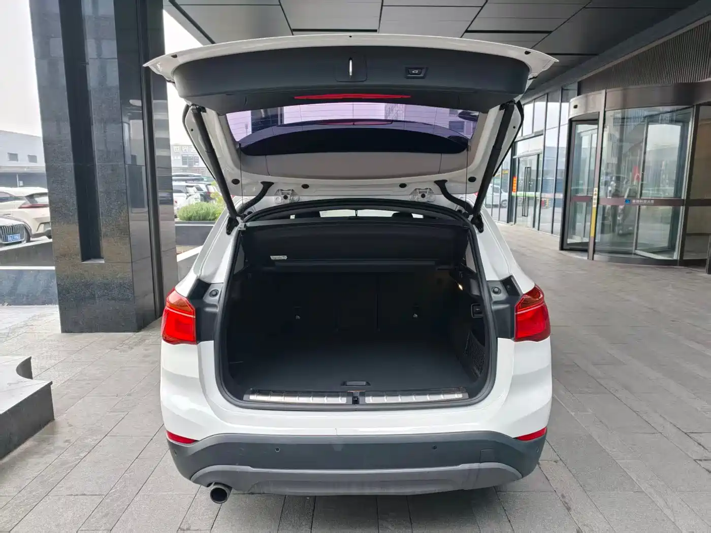 BMW X1 2016 sDrive18Li Premium Model фото 12