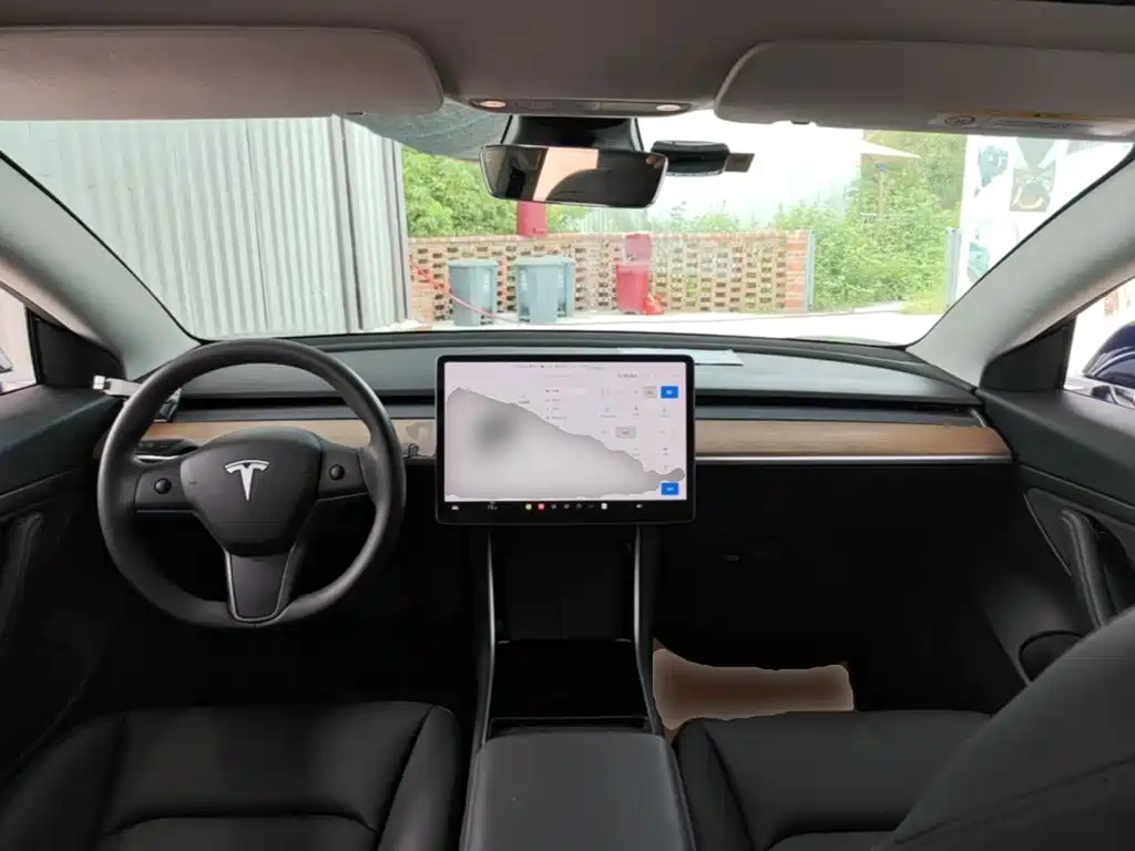 Фото 10 - Tesla Model 3